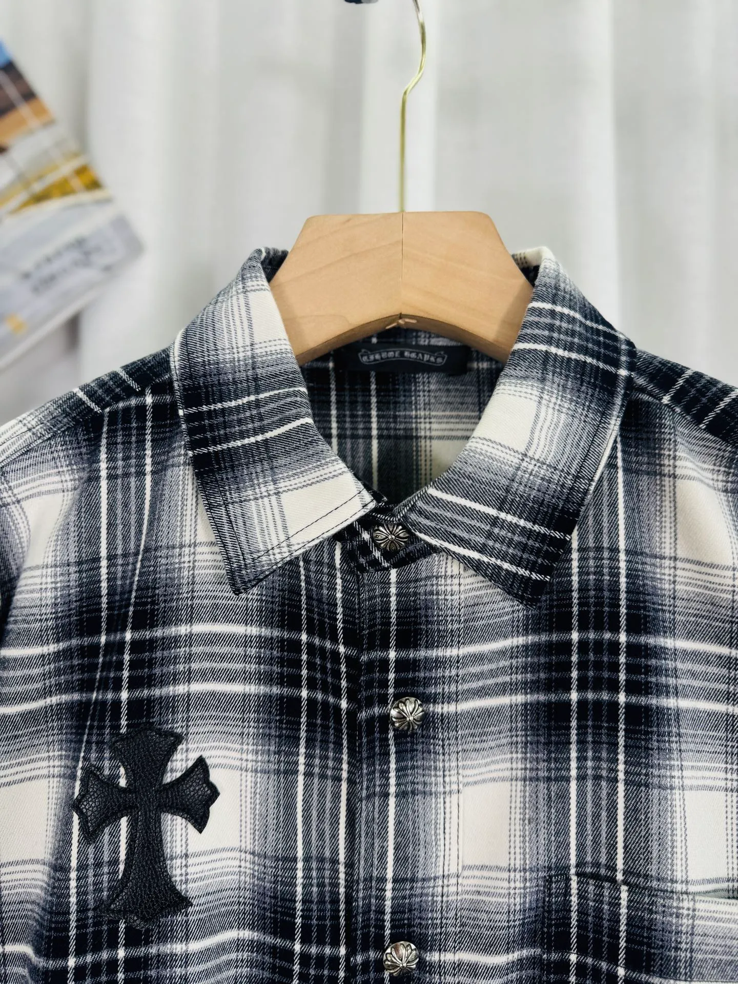 P250 top version, real shot without P, ​​different from market currency) 𝗖𝗵𝗿𝗼𝗺𝗲 𝗛𝗲𝗮𝗿𝘁𝘀/Cro Xin 2025 leather plaid shirt Accessories: Original model-opening collar label ➕100% silk wash water label. Genuine purchase-grade original hangtag➕matching hanging rope➕3D hanging beads➕original packaging bag. Craftsmanship: The original version has consistent wiring! The highest version of the armhole matching technique! Color: Red Black Size: S M L XL Style No.: 8001